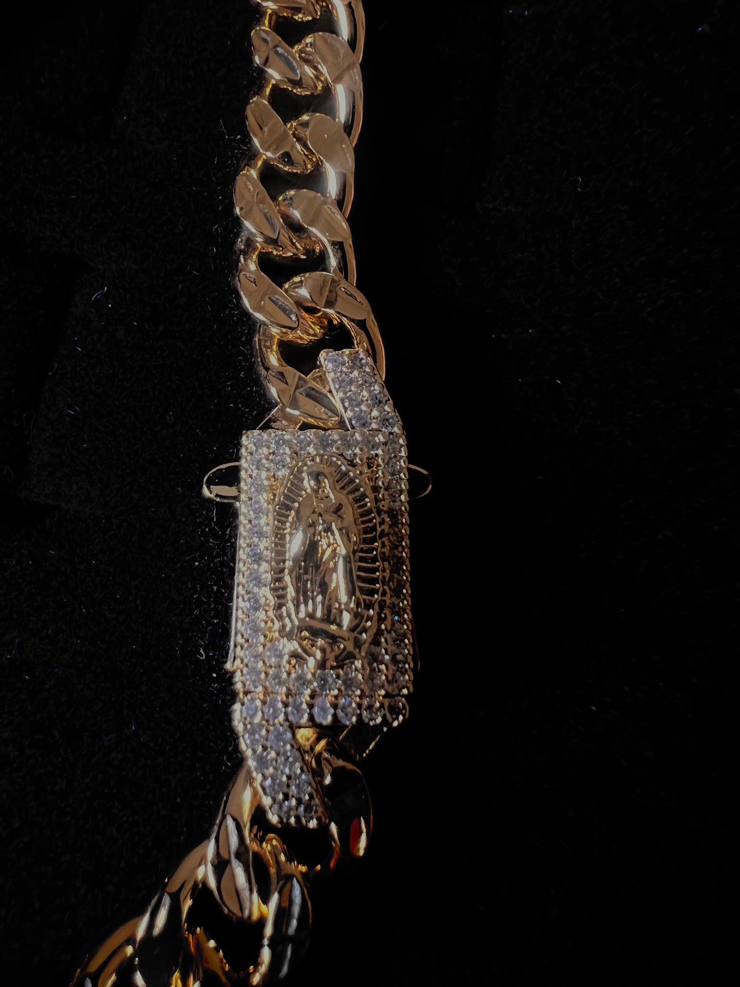 Cuban Bracelet w iced out virgen Mary lock, Oro Laminado, 14k gold plated