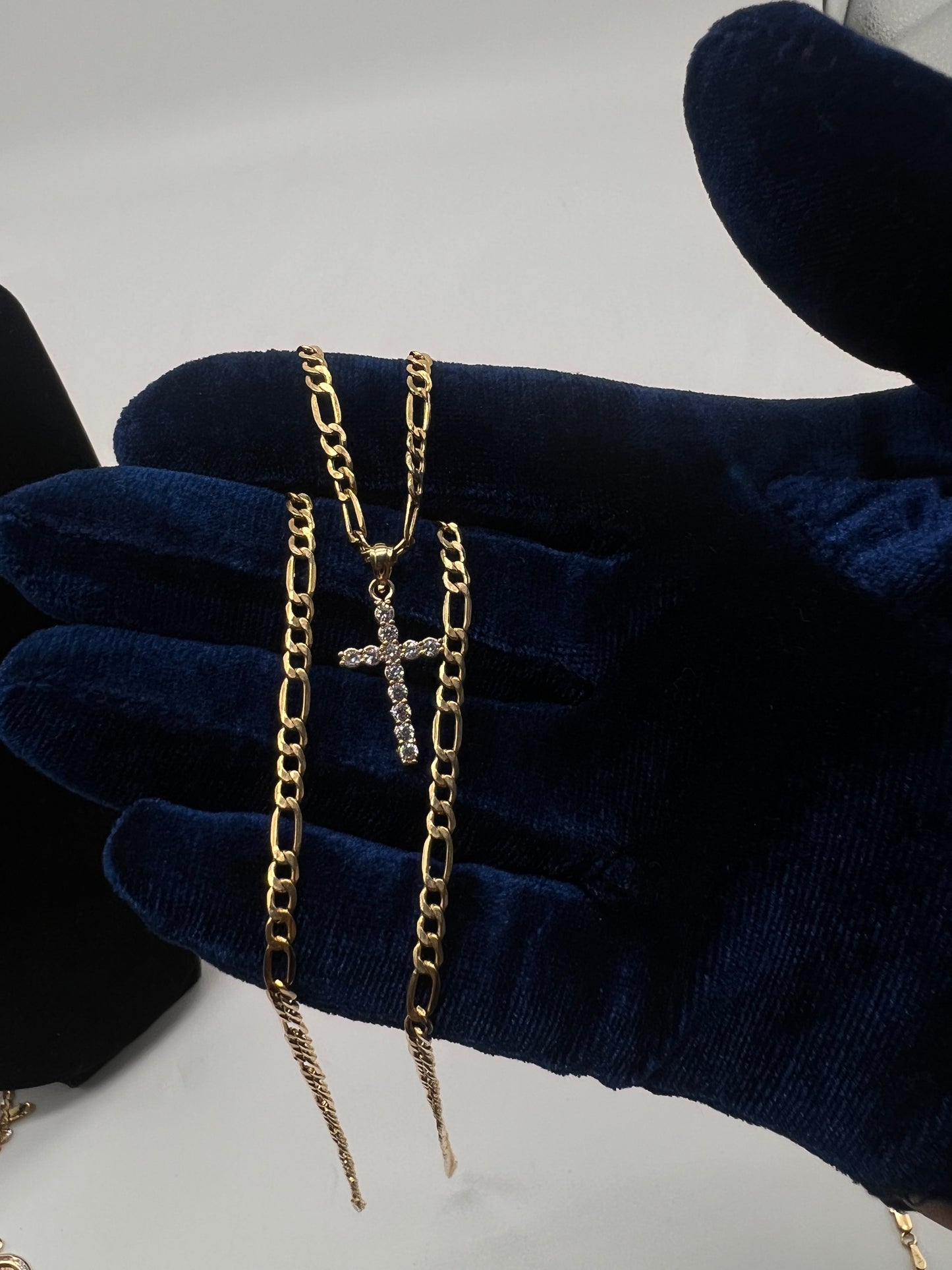 Small 14k Real gold cross w 22in Figaro