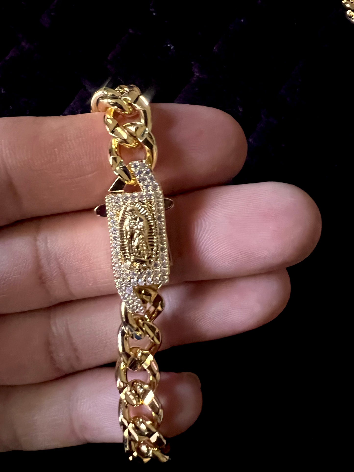 Cuban Bracelet w iced out virgen Mary lock, Oro Laminado, 14k gold plated