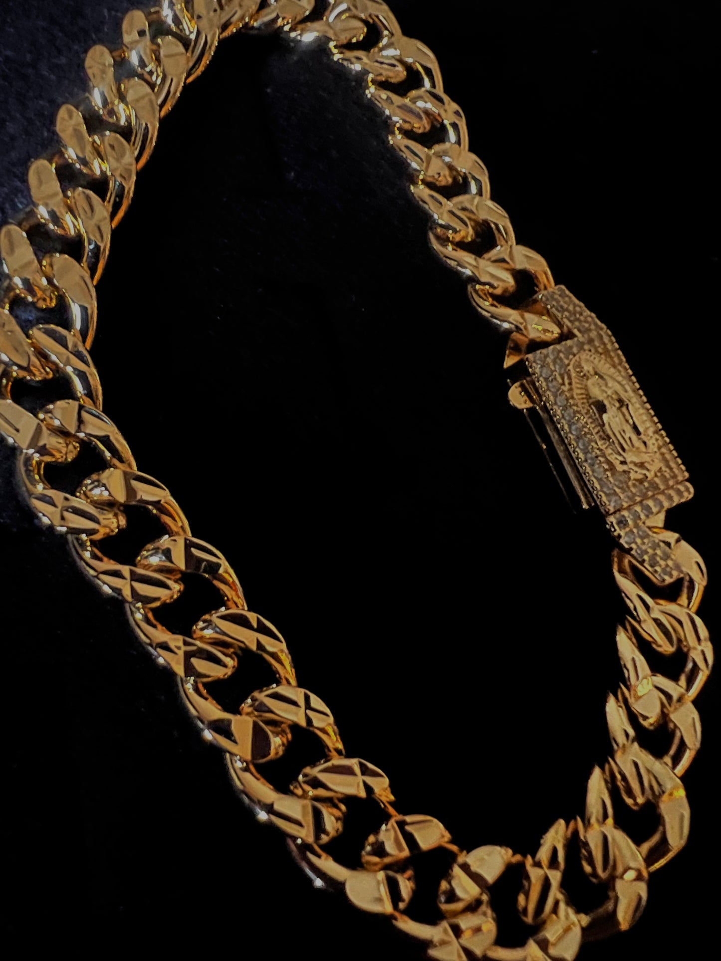 Cuban Bracelet w iced out virgen Mary lock, Oro Laminado, 14k gold plated