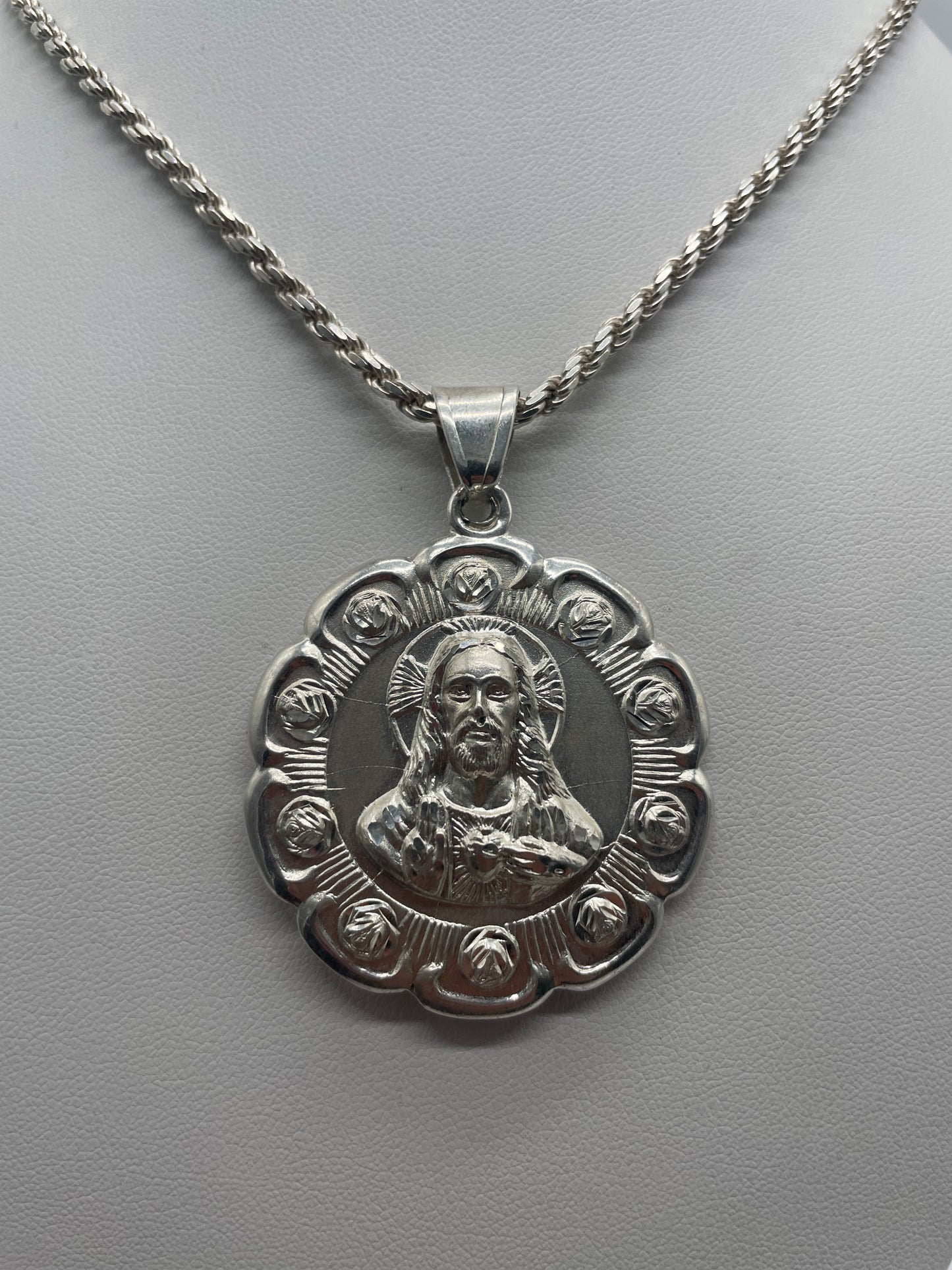 Jesus/virgencita 3D pendant, rope chain