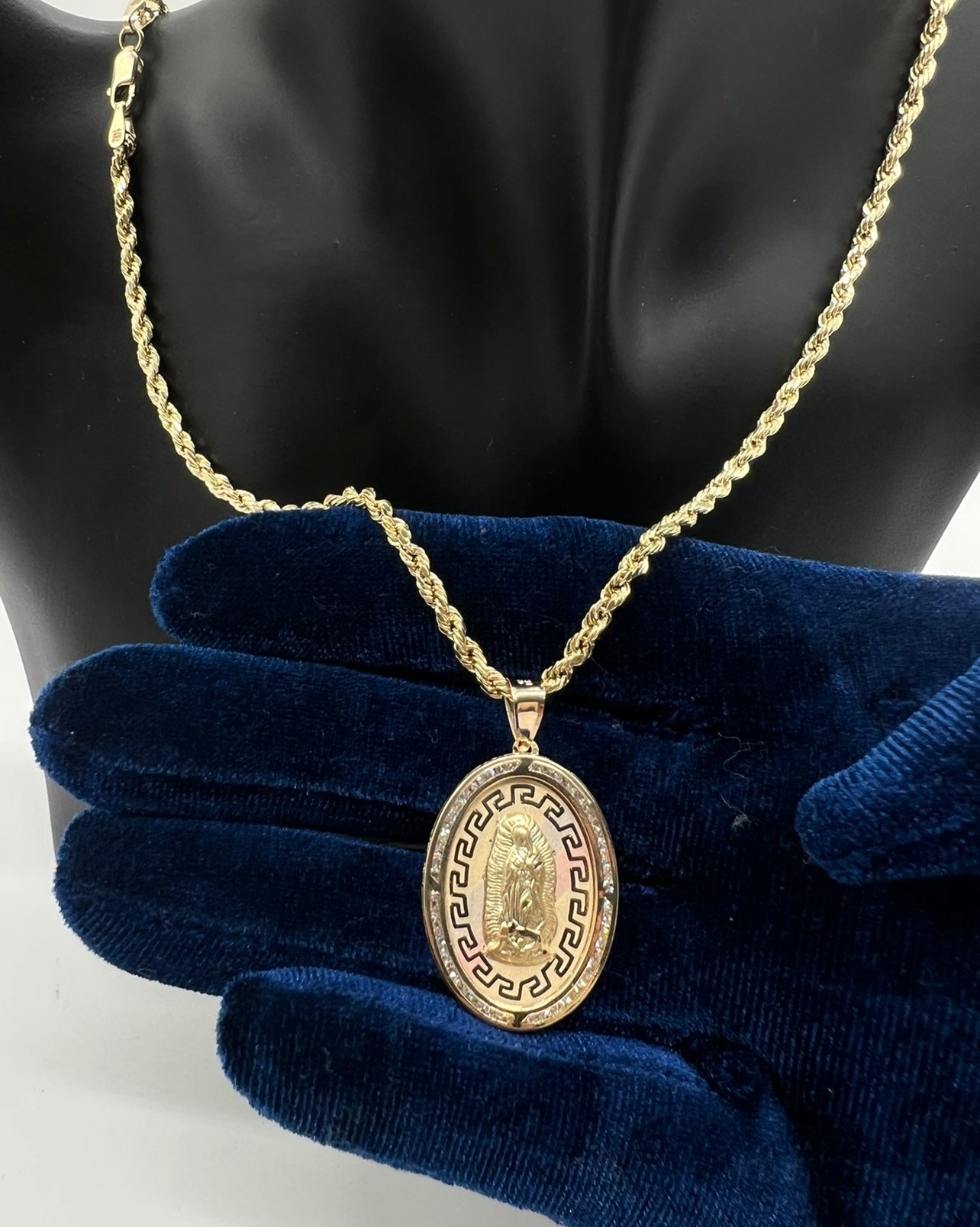 14k Real Gold Oval Virgen Mary Medalla Versace Design