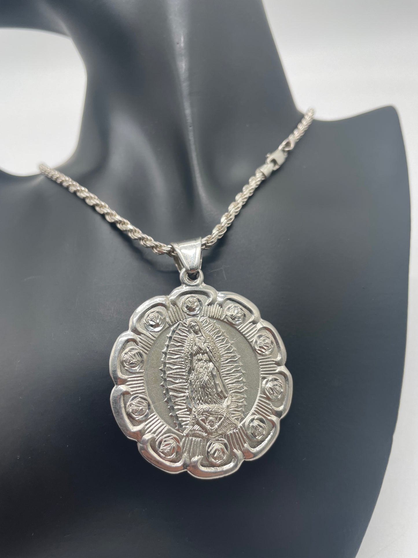 Jesus/virgencita 3D pendant, rope chain