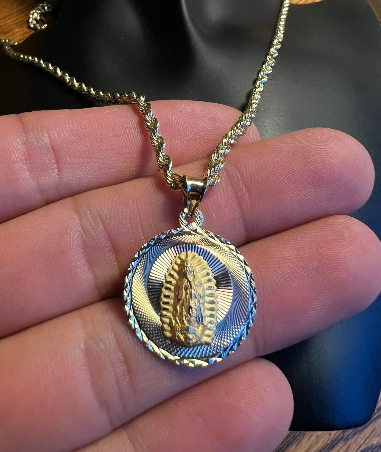 14k Real Gold Round Stripped Virgencita Medalla😍😍